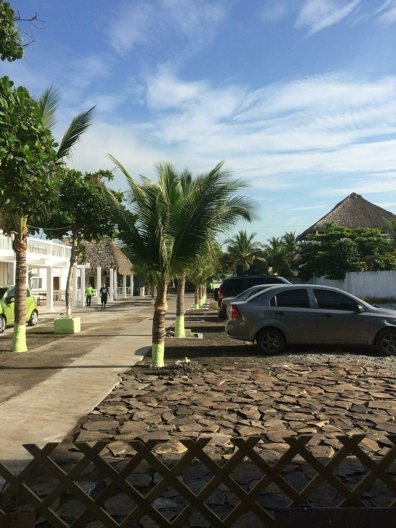 Tortugas Place Hotel Y Bungalos Monterrico Exteriör bild